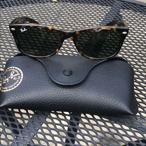 Women’s Ray-Ban Wayfarer Tortoise Shell Frame